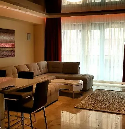 Sophistiq Mamaia