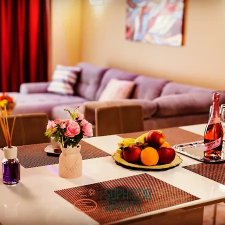 Sophistiq Mamaia